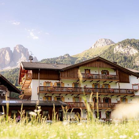 Garni Letizia Bed and Breakfast Campitello di Fassa Exteriör bild