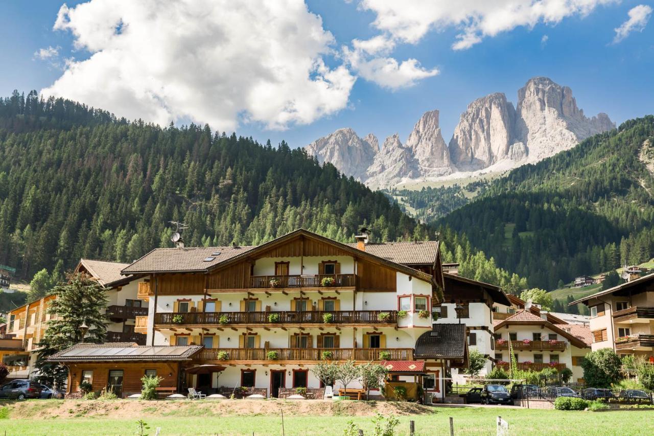 Garni Letizia Bed and Breakfast Campitello di Fassa Exteriör bild