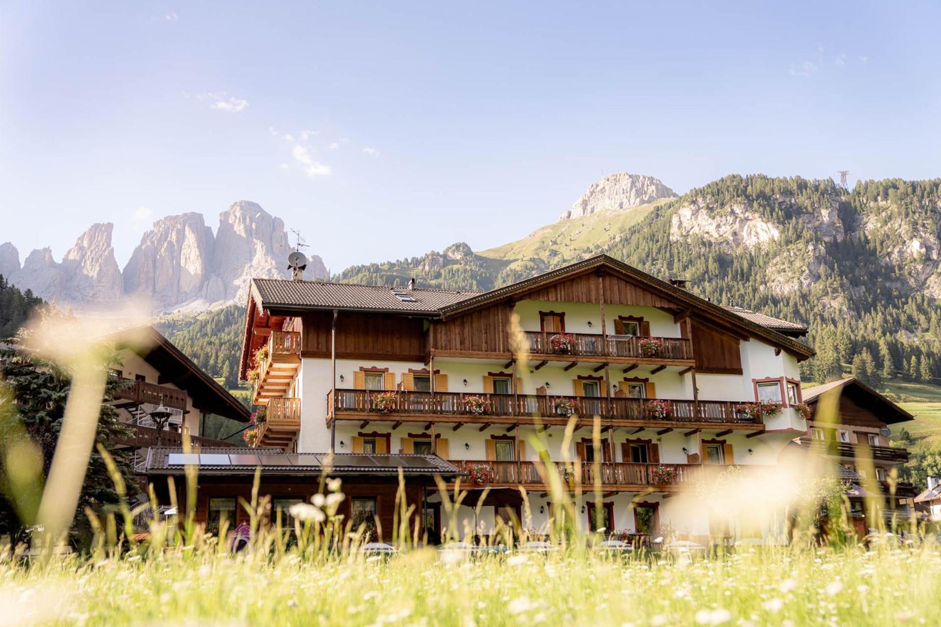 Garni Letizia Bed and Breakfast Campitello di Fassa Exteriör bild
