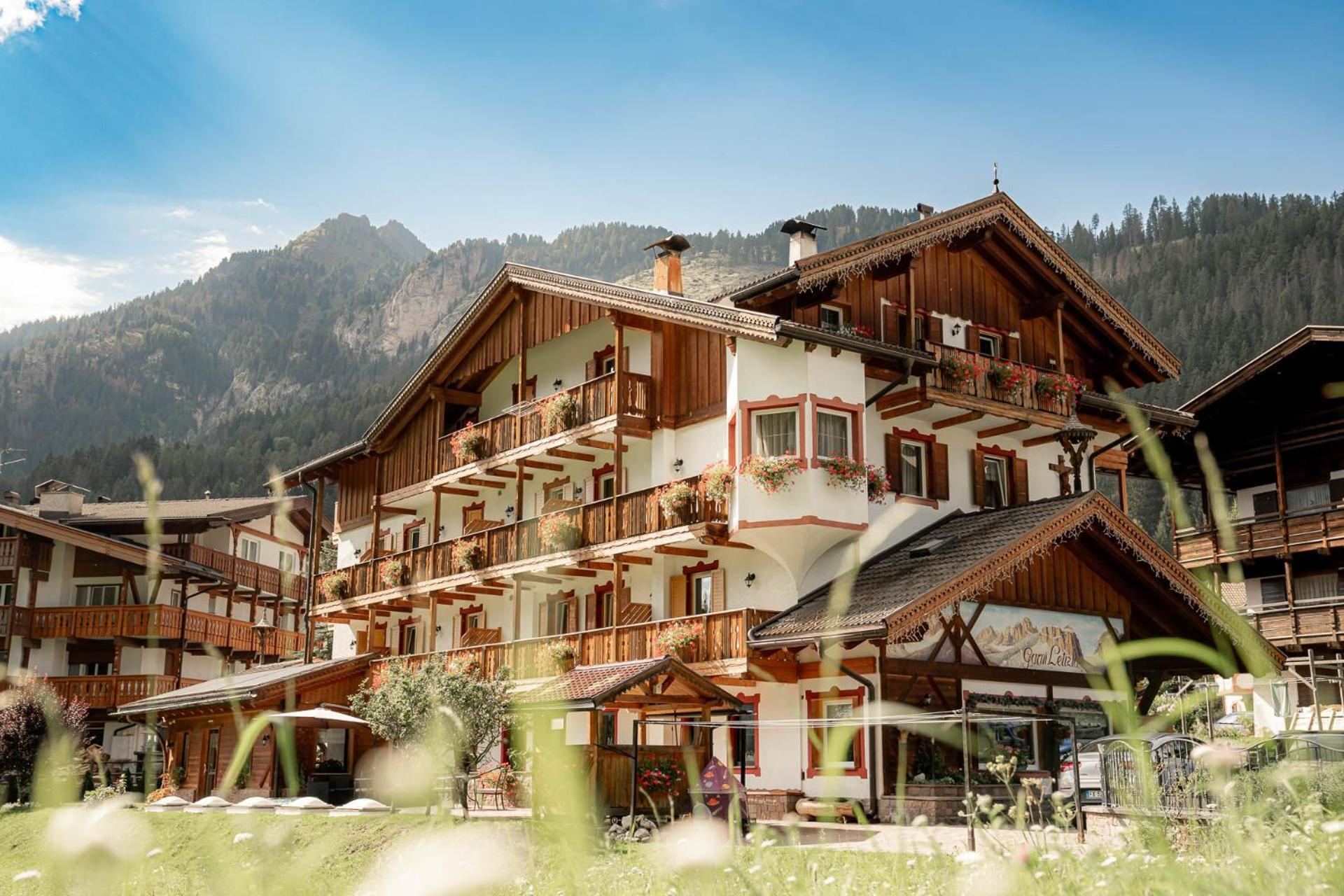 Garni Letizia Bed and Breakfast Campitello di Fassa Exteriör bild