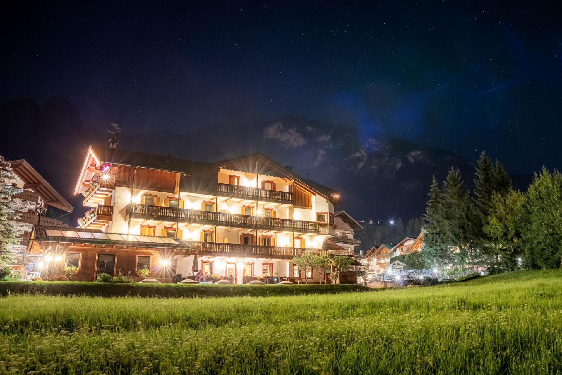 Garni Letizia Bed and Breakfast Campitello di Fassa Exteriör bild